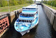 Flussschiff MS Ivan Bunin, Schleuse, Russland